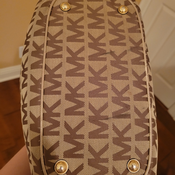 Michael Kors Large Gathered Signature Tote - Picture 4 of 9